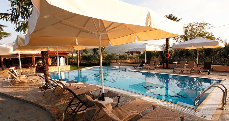 حوض السباحة