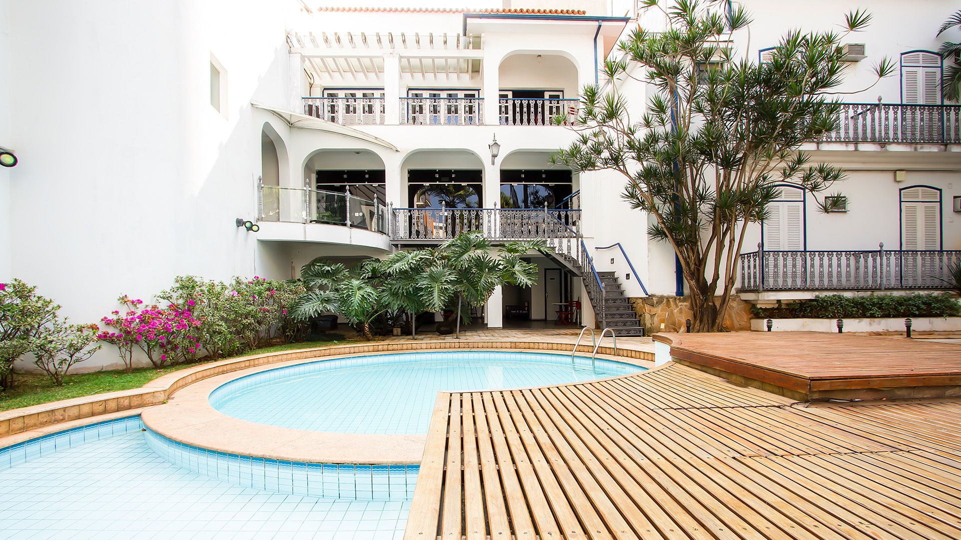 حوض السباحة