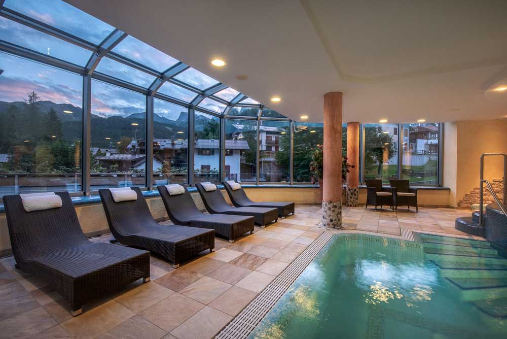 حوض السباحة