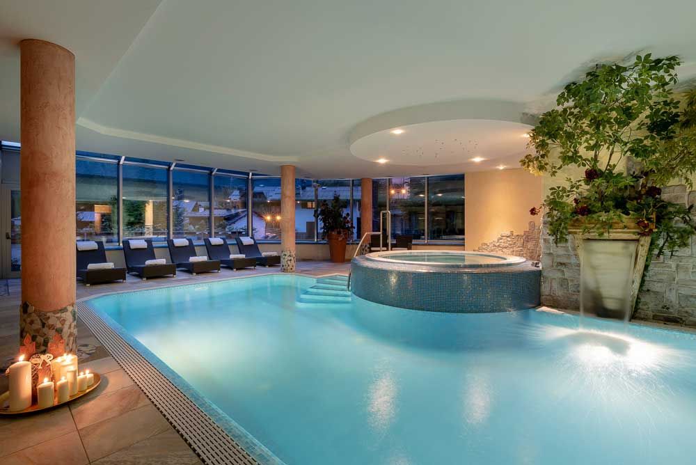 حوض السباحة