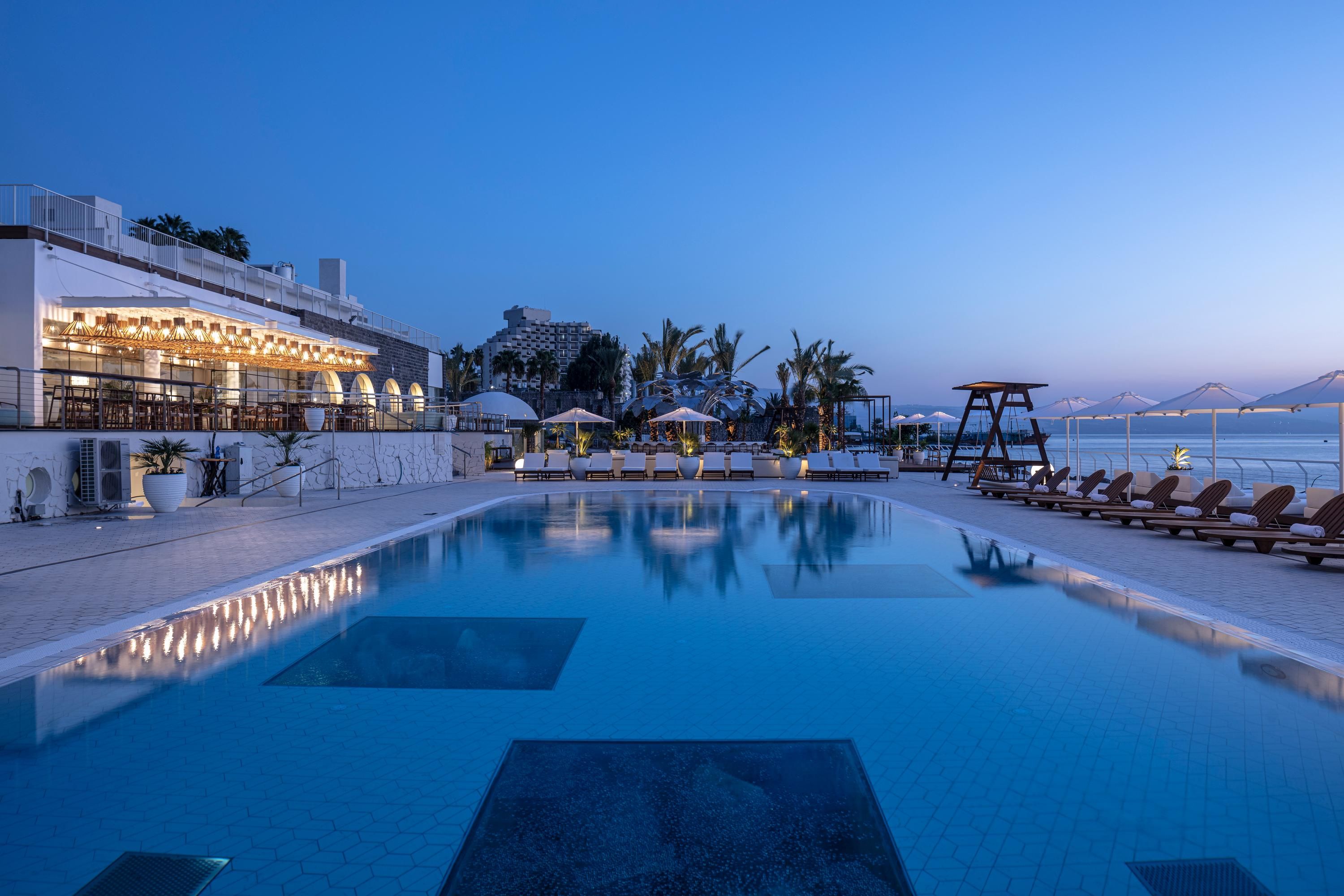 حوض السباحة