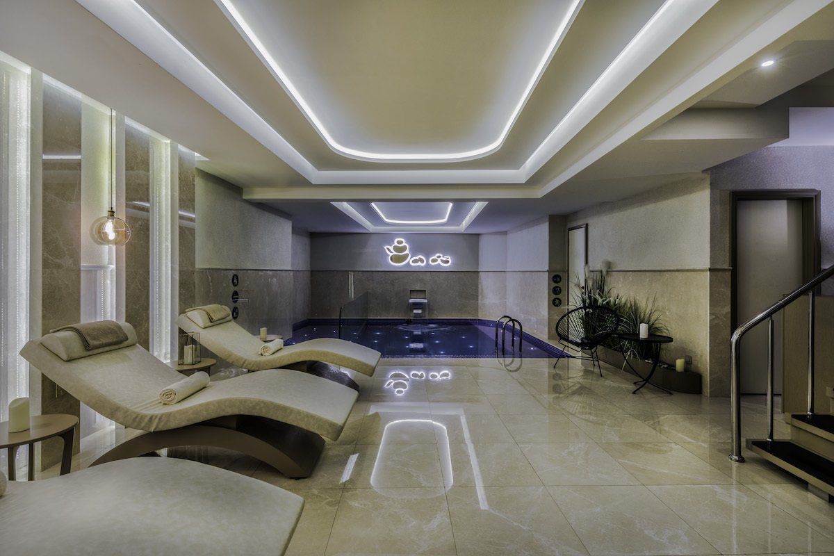 حوض السباحة