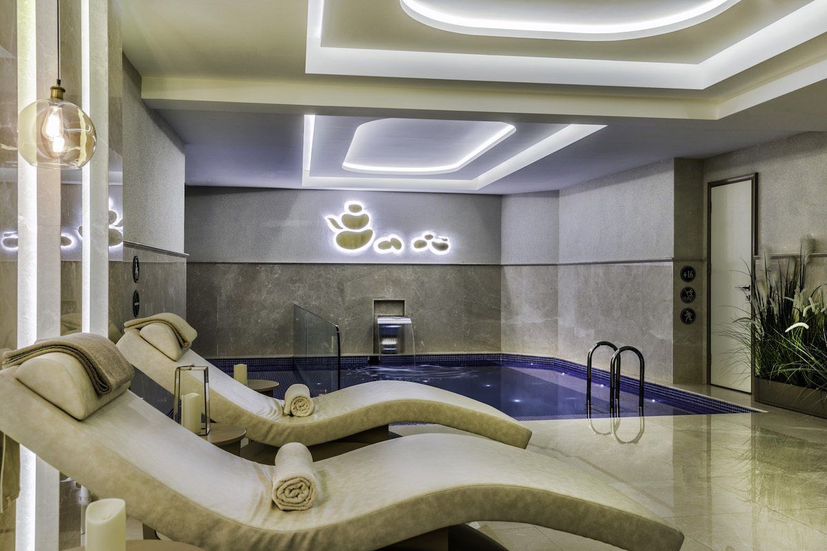 حوض السباحة