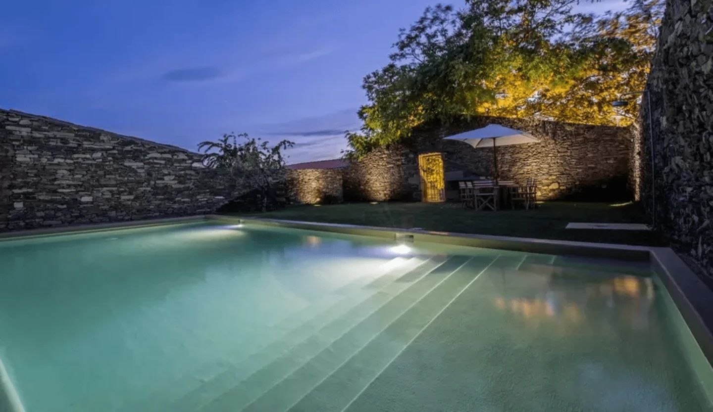 حوض السباحة