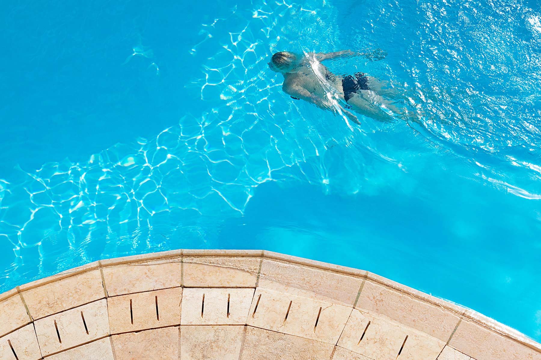 حوض السباحة