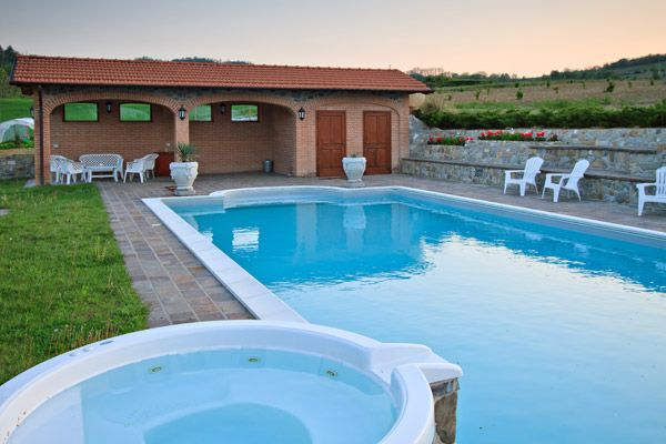 حوض السباحة