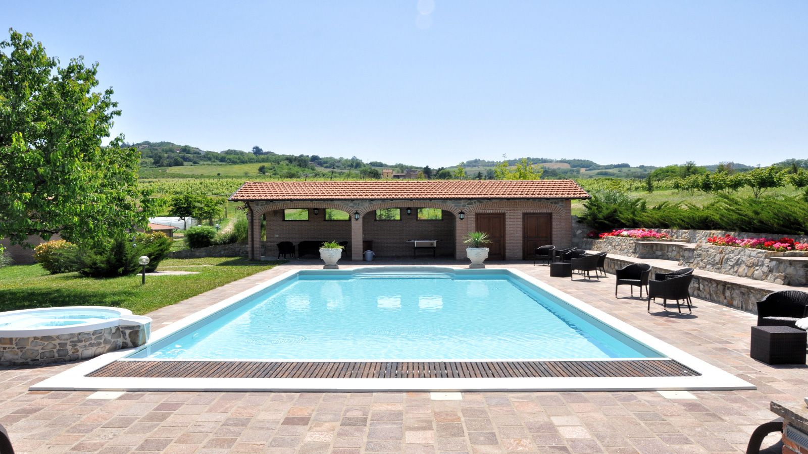 حوض السباحة