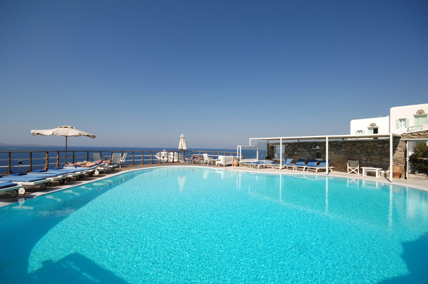 حوض السباحة