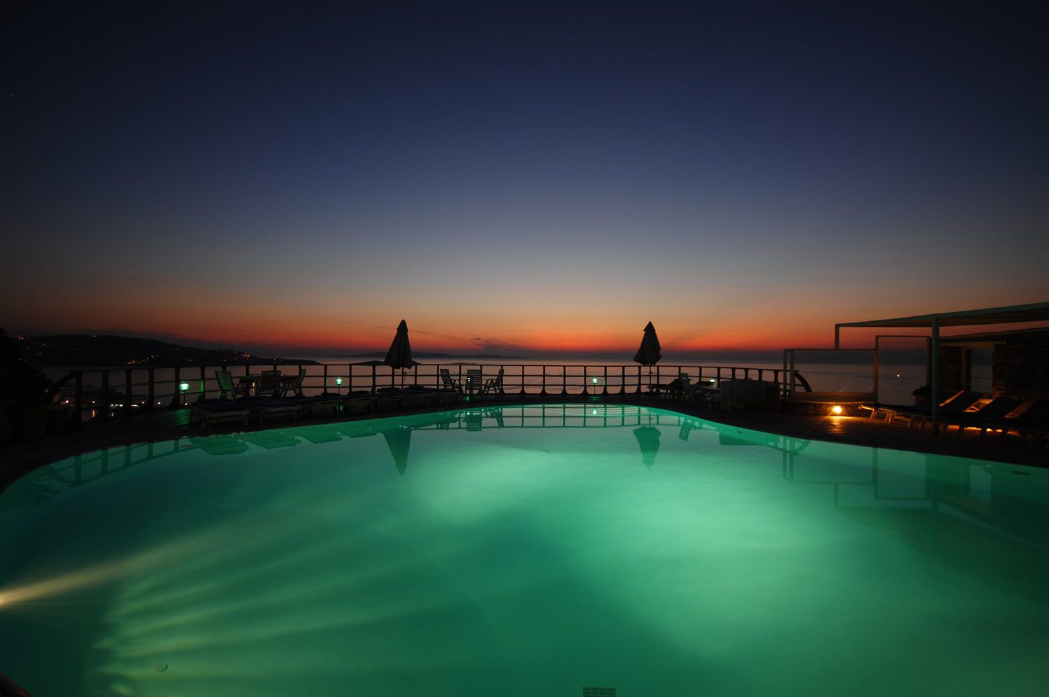 حوض السباحة