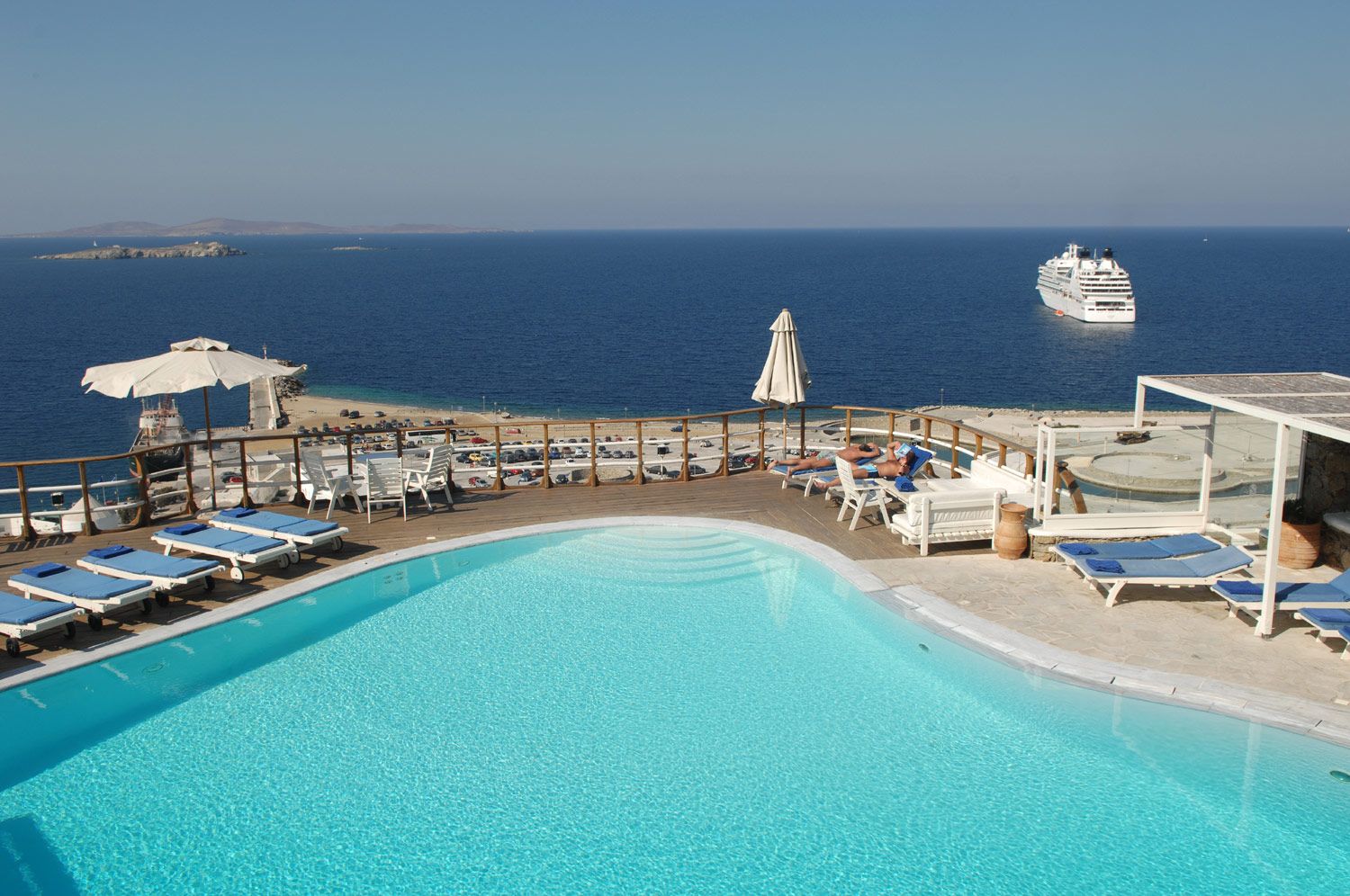 حوض السباحة