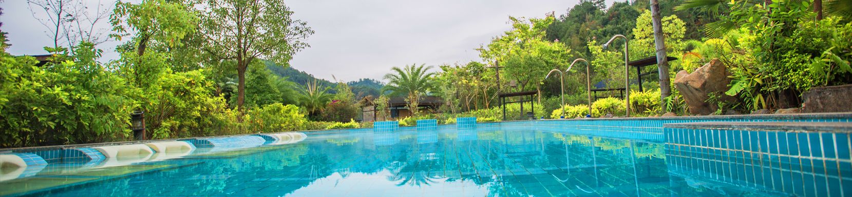 حوض السباحة