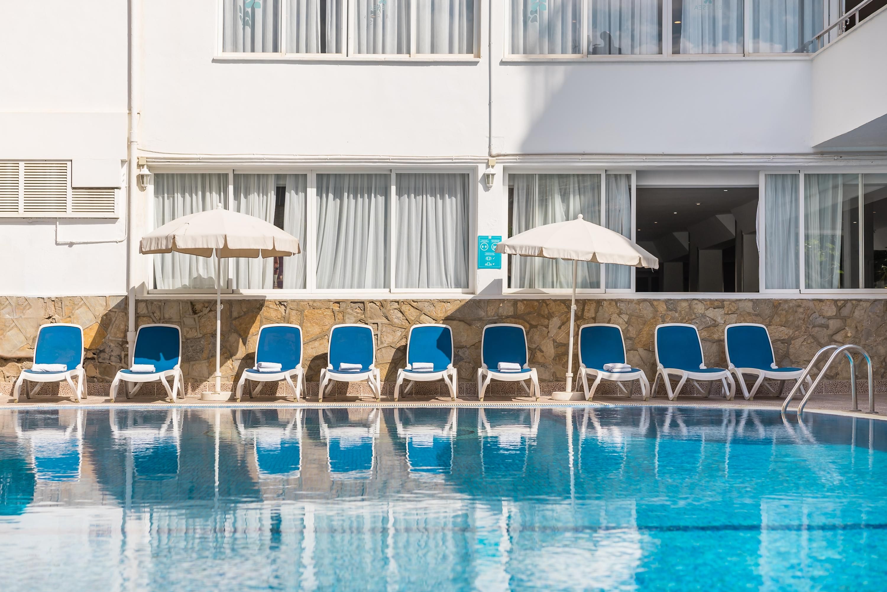 حوض السباحة