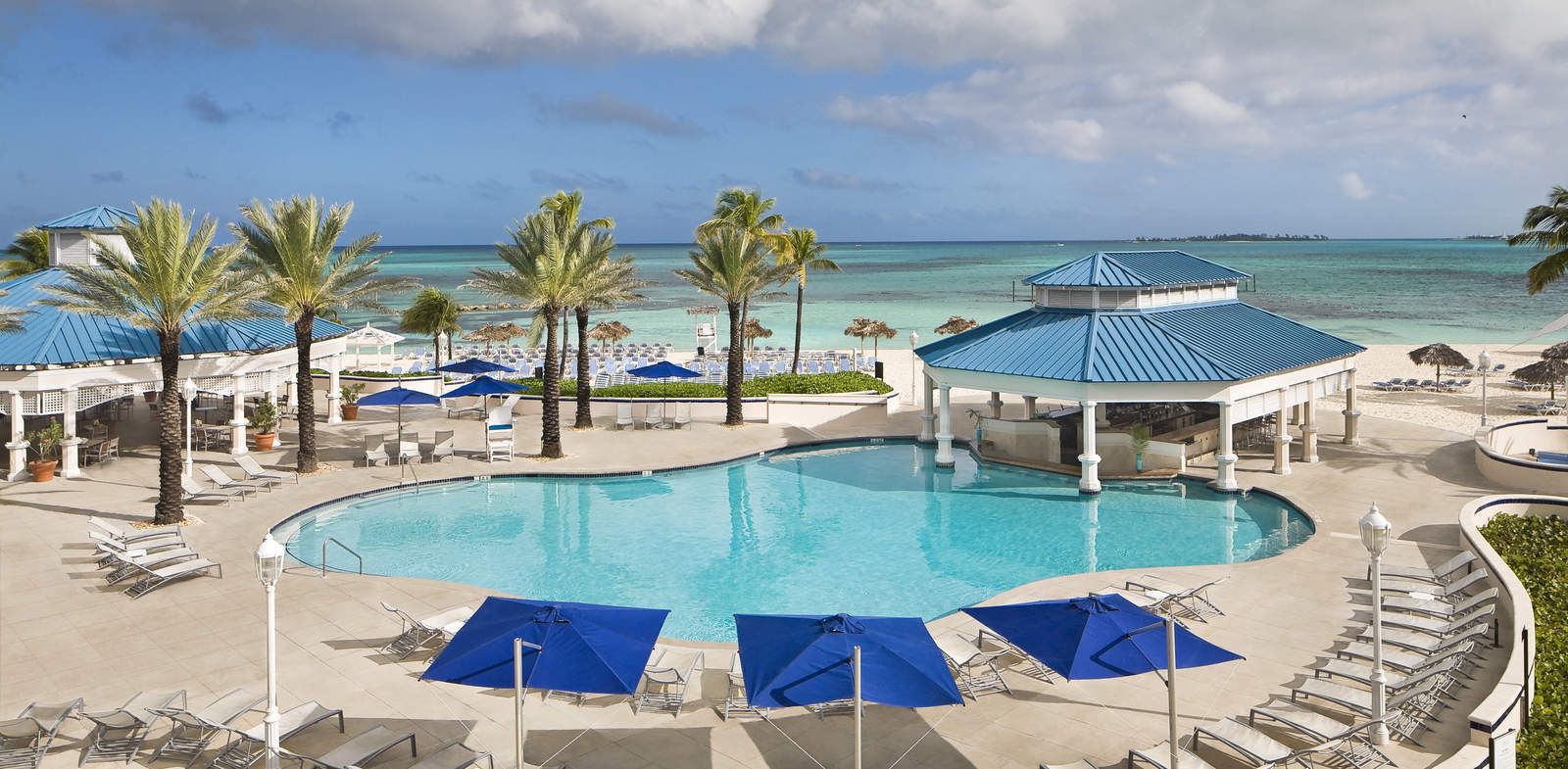 حوض السباحة