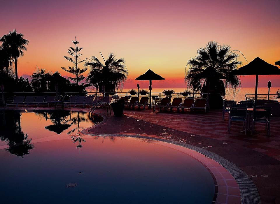 حوض السباحة