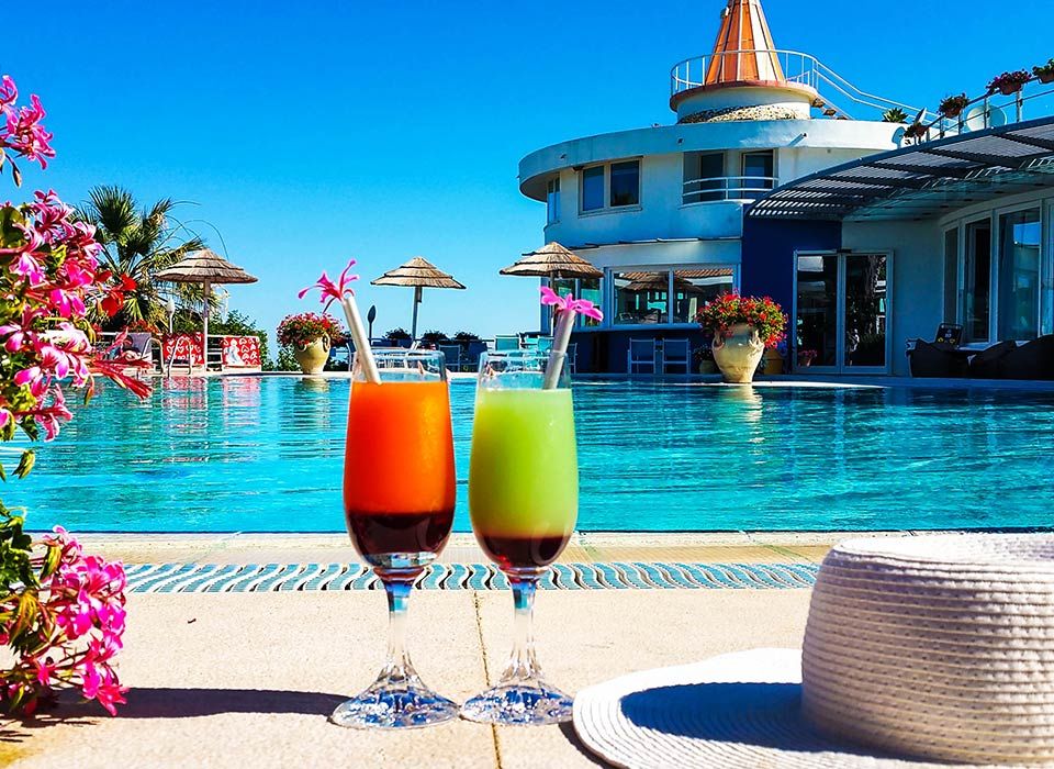 حوض السباحة