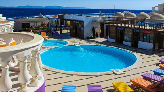 حوض السباحة