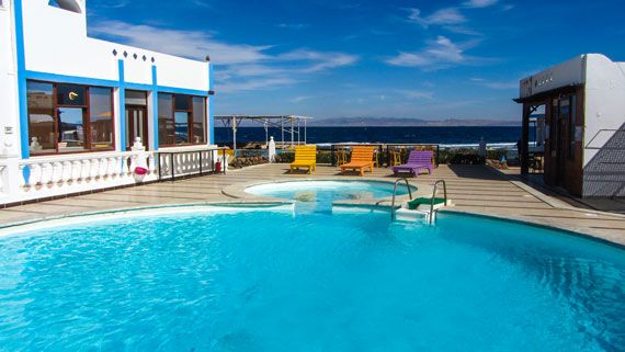 حوض السباحة