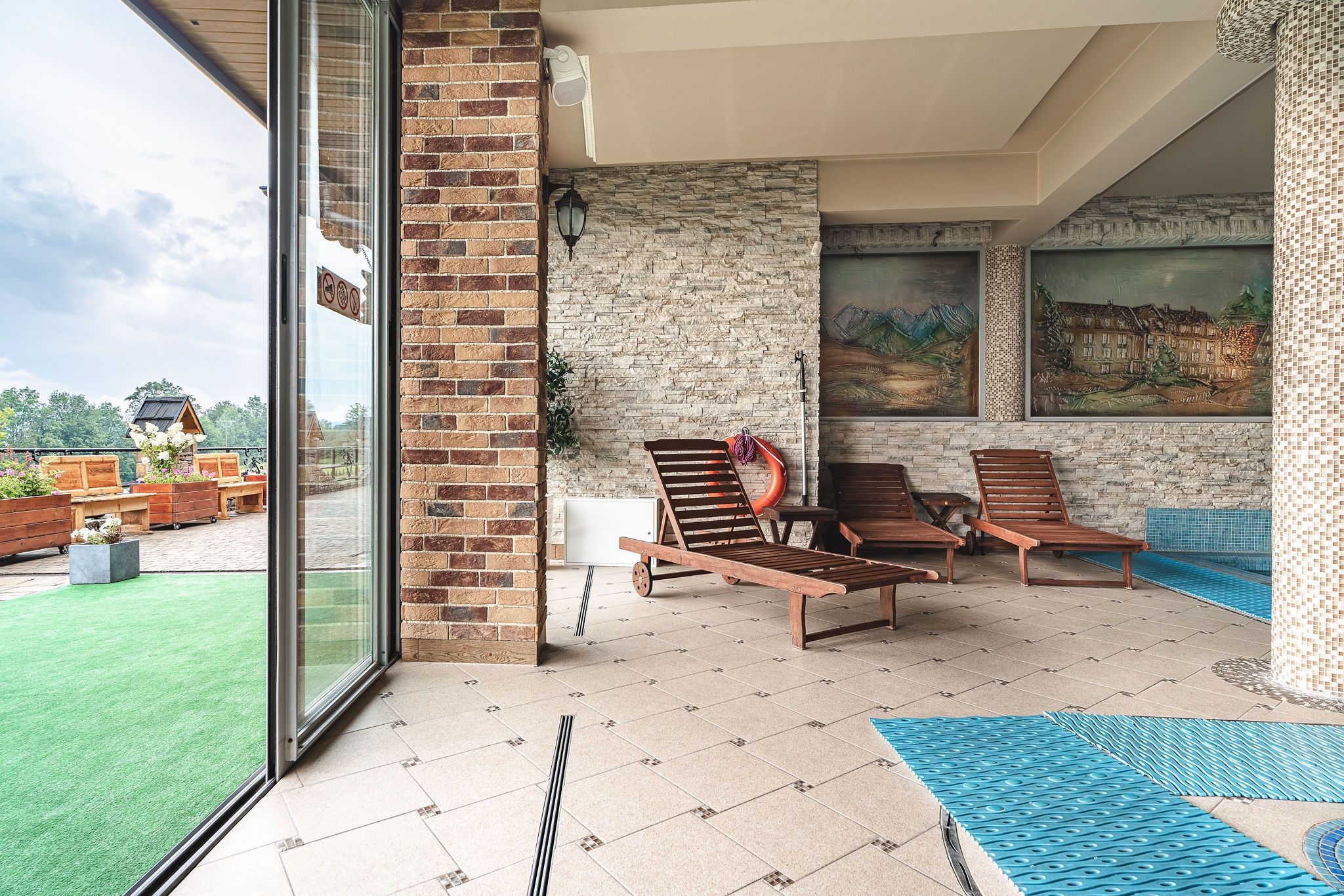 حوض السباحة