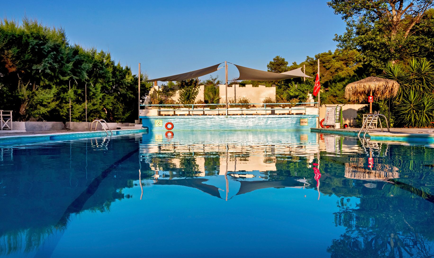 حوض السباحة