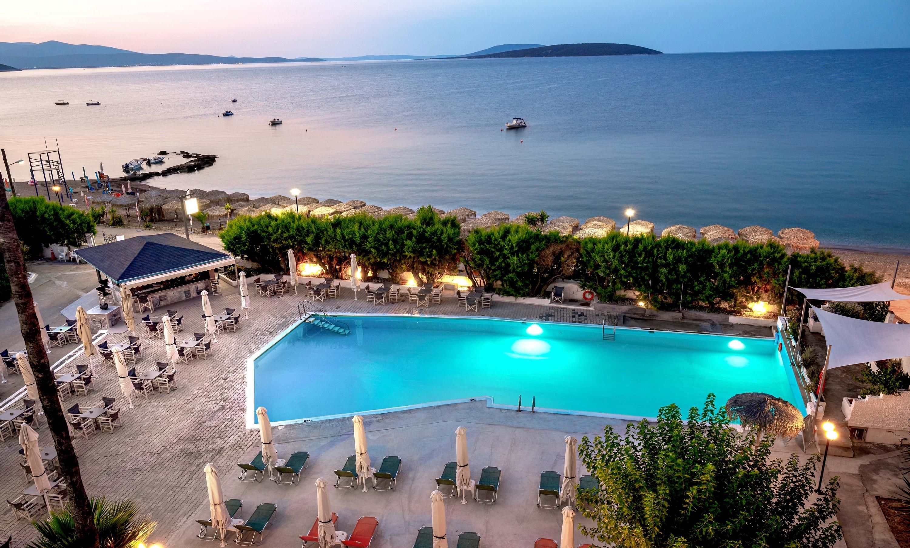 حوض السباحة