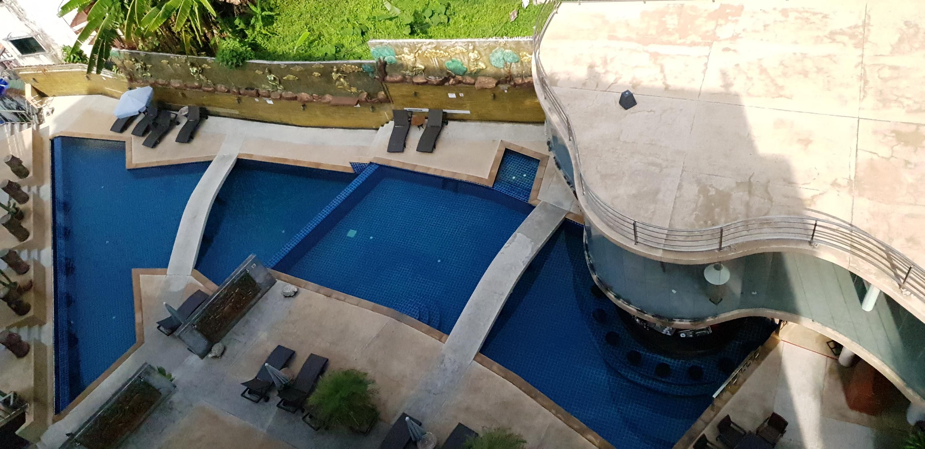 حوض السباحة