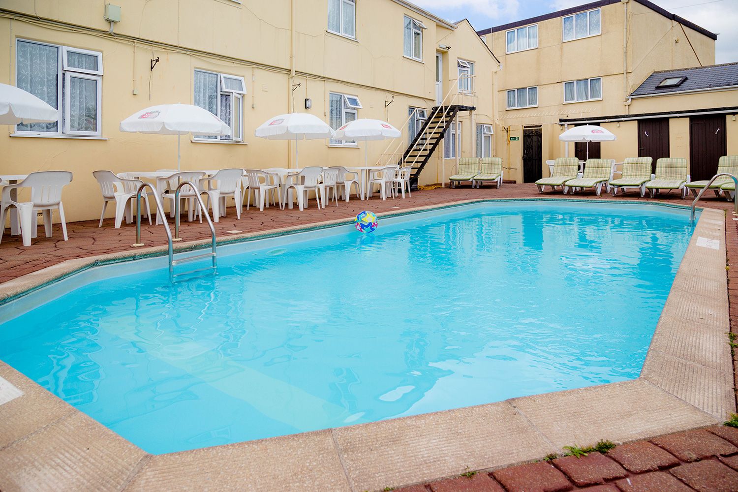 حوض السباحة