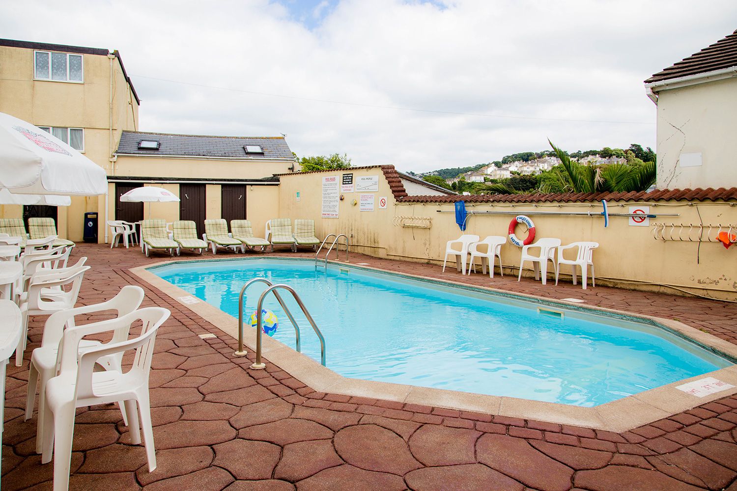 حوض السباحة