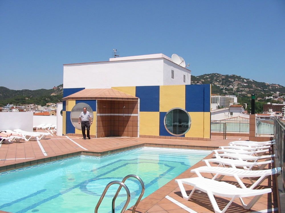 حوض السباحة