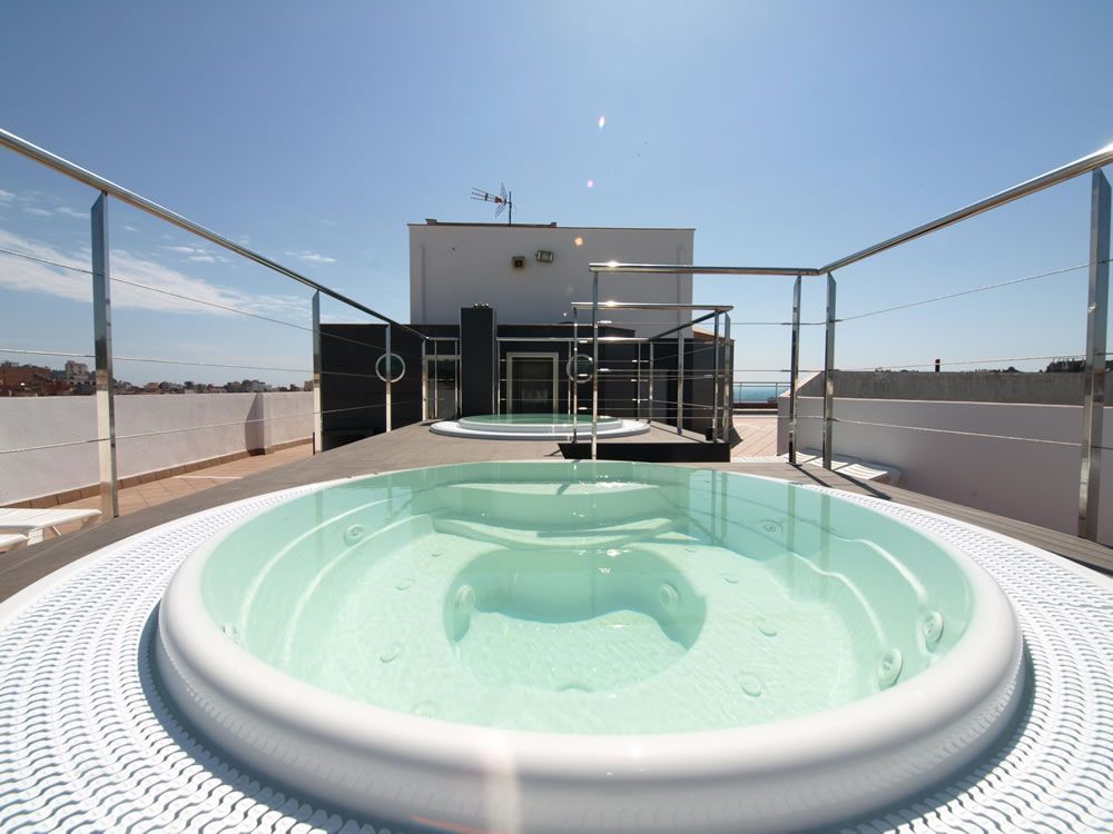 حوض السباحة