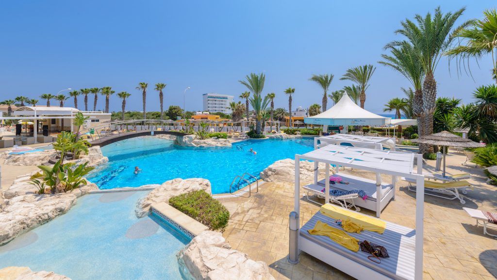 حوض السباحة