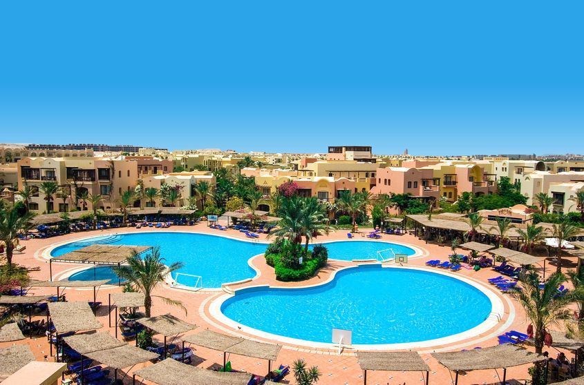 حوض السباحة