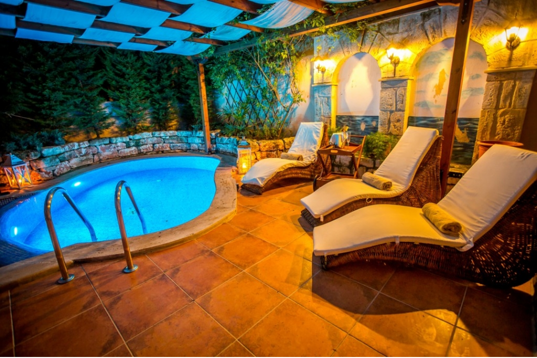 حوض السباحة