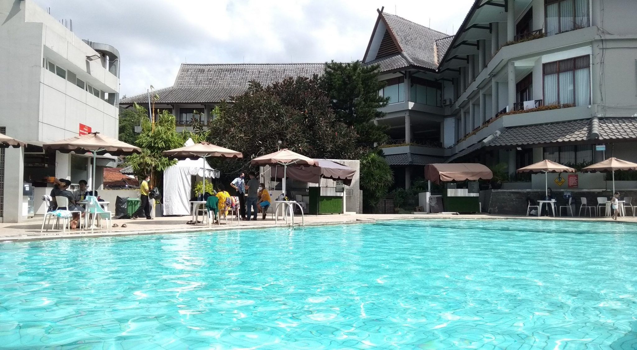 حوض السباحة