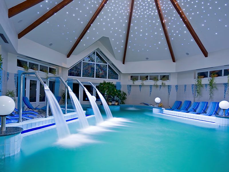 حوض السباحة