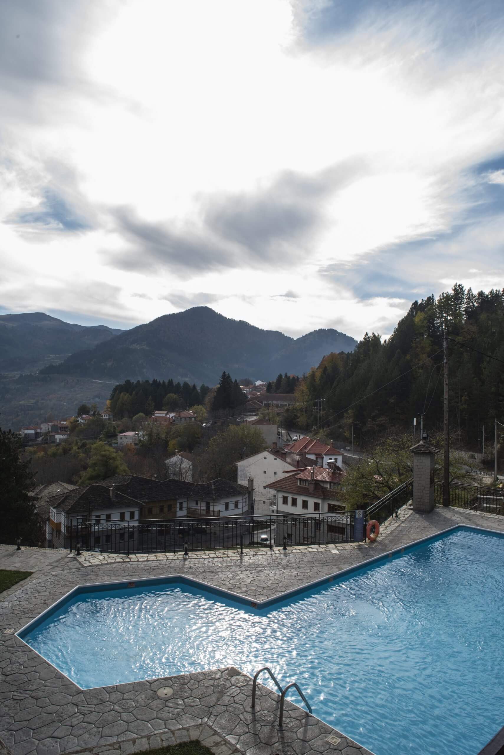 حوض السباحة