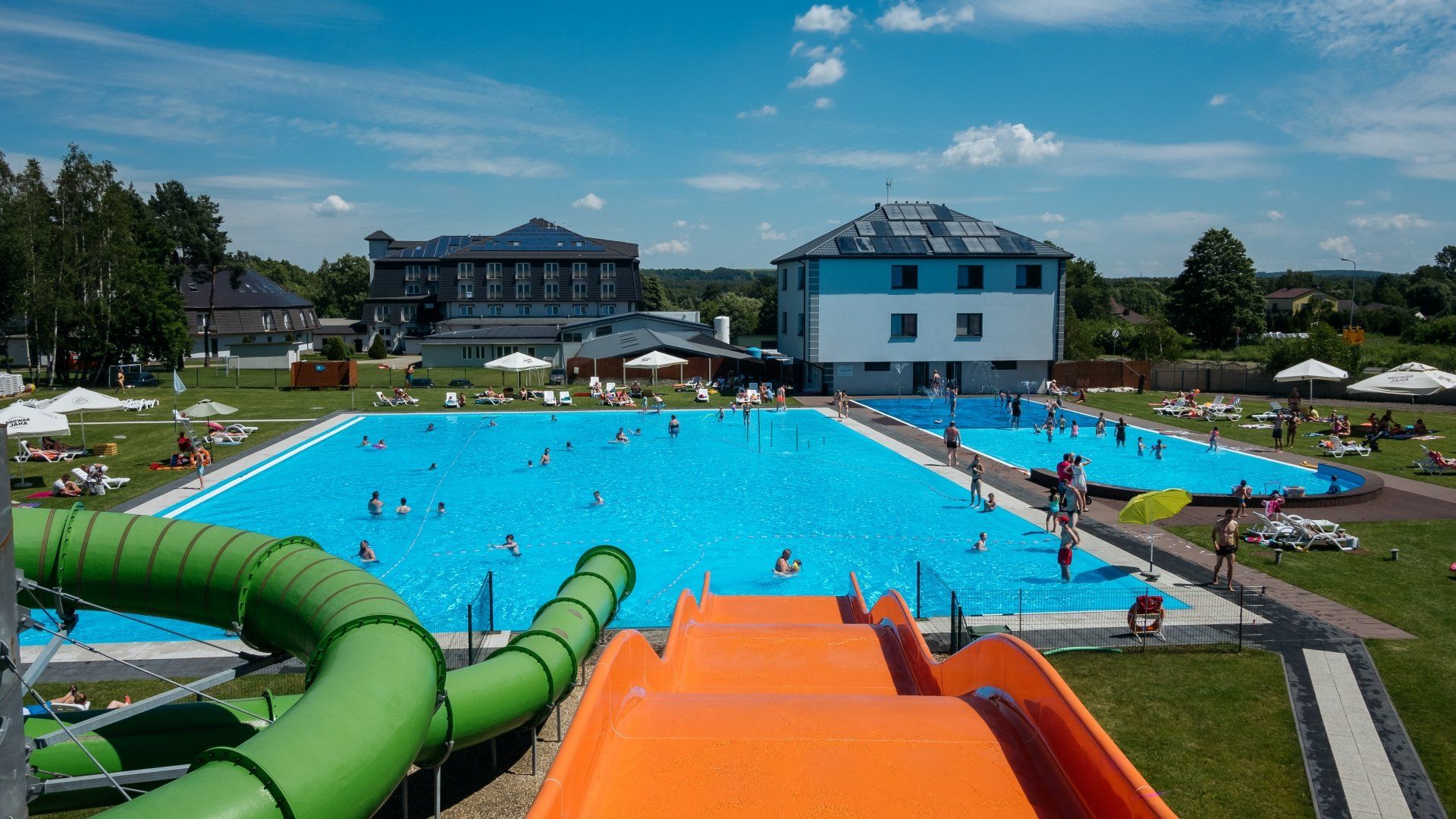 حوض السباحة