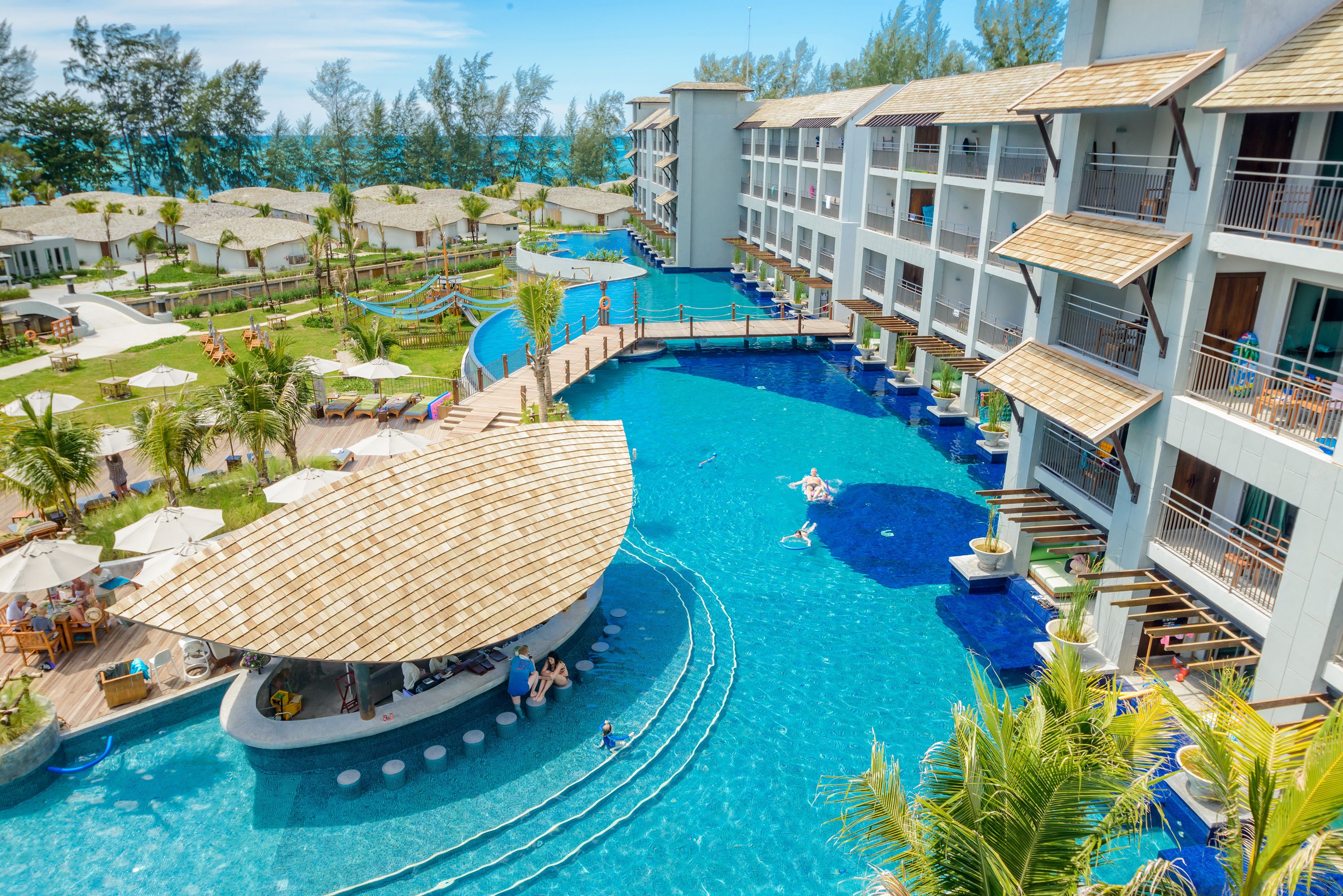 حوض السباحة