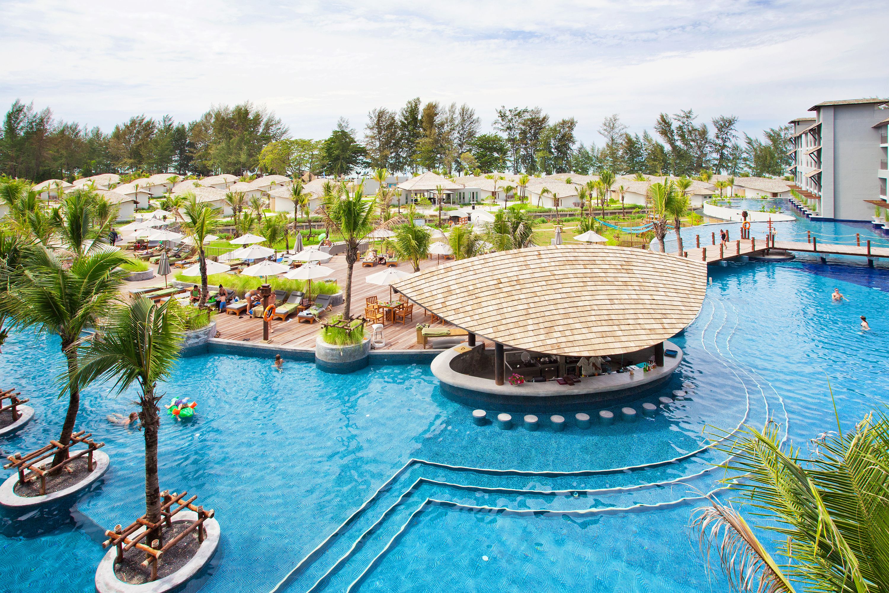 حوض السباحة