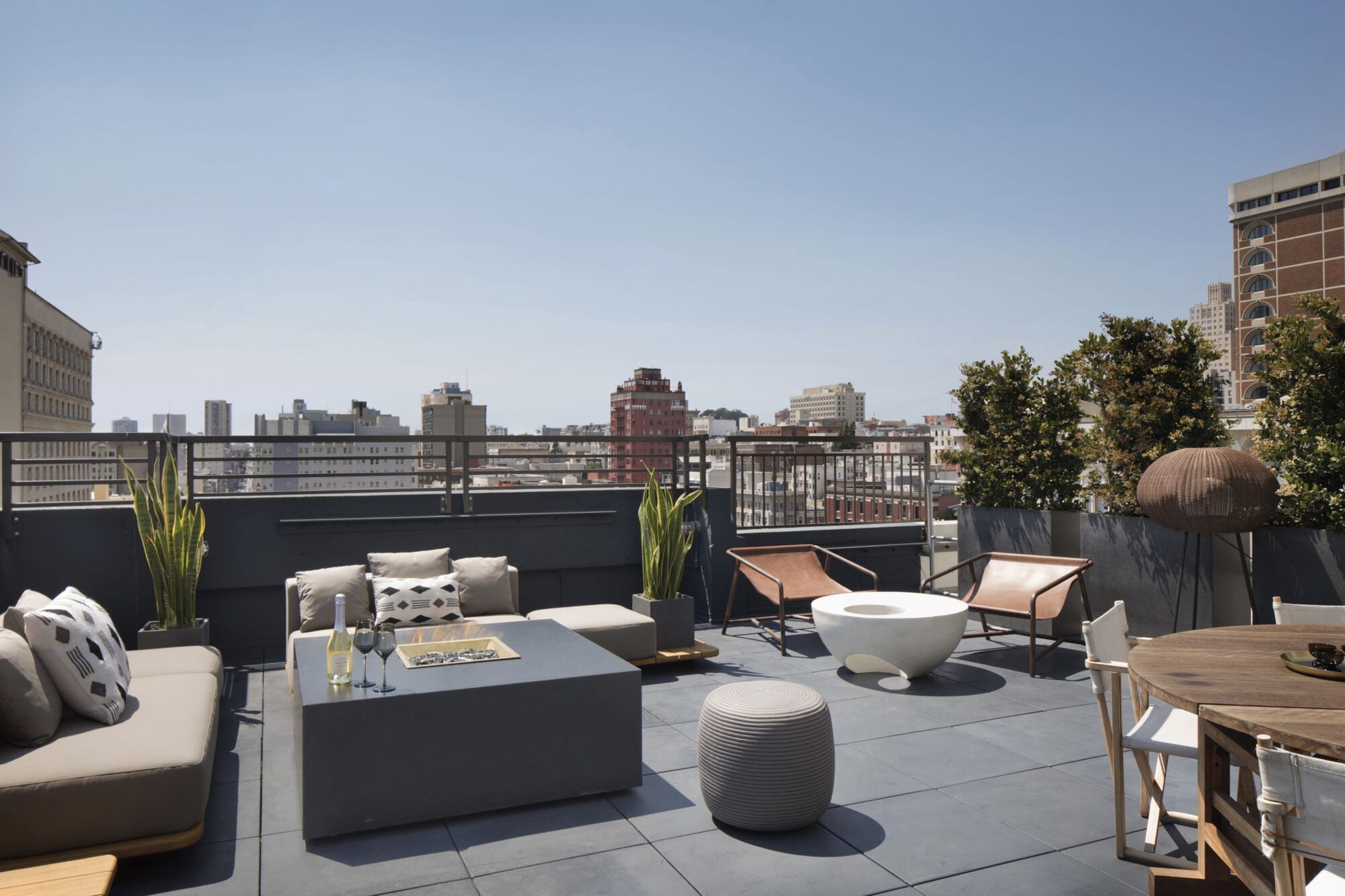 على السطح صورة