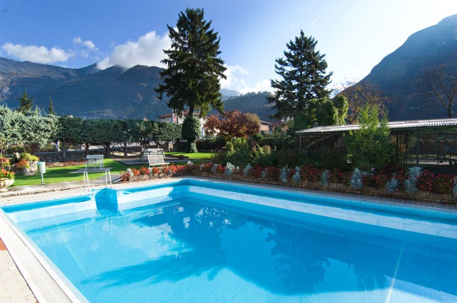 حوض السباحة