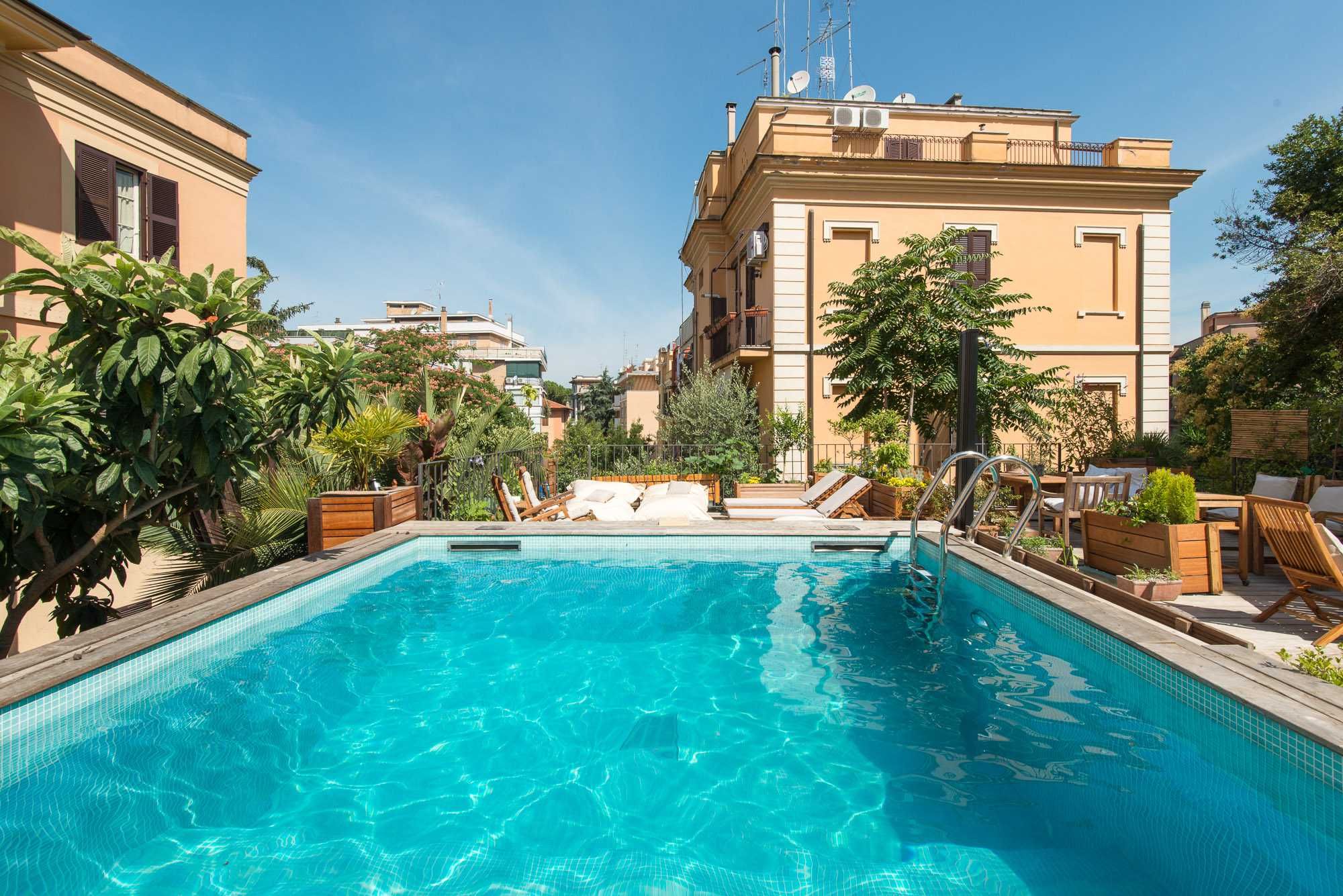 حوض السباحة