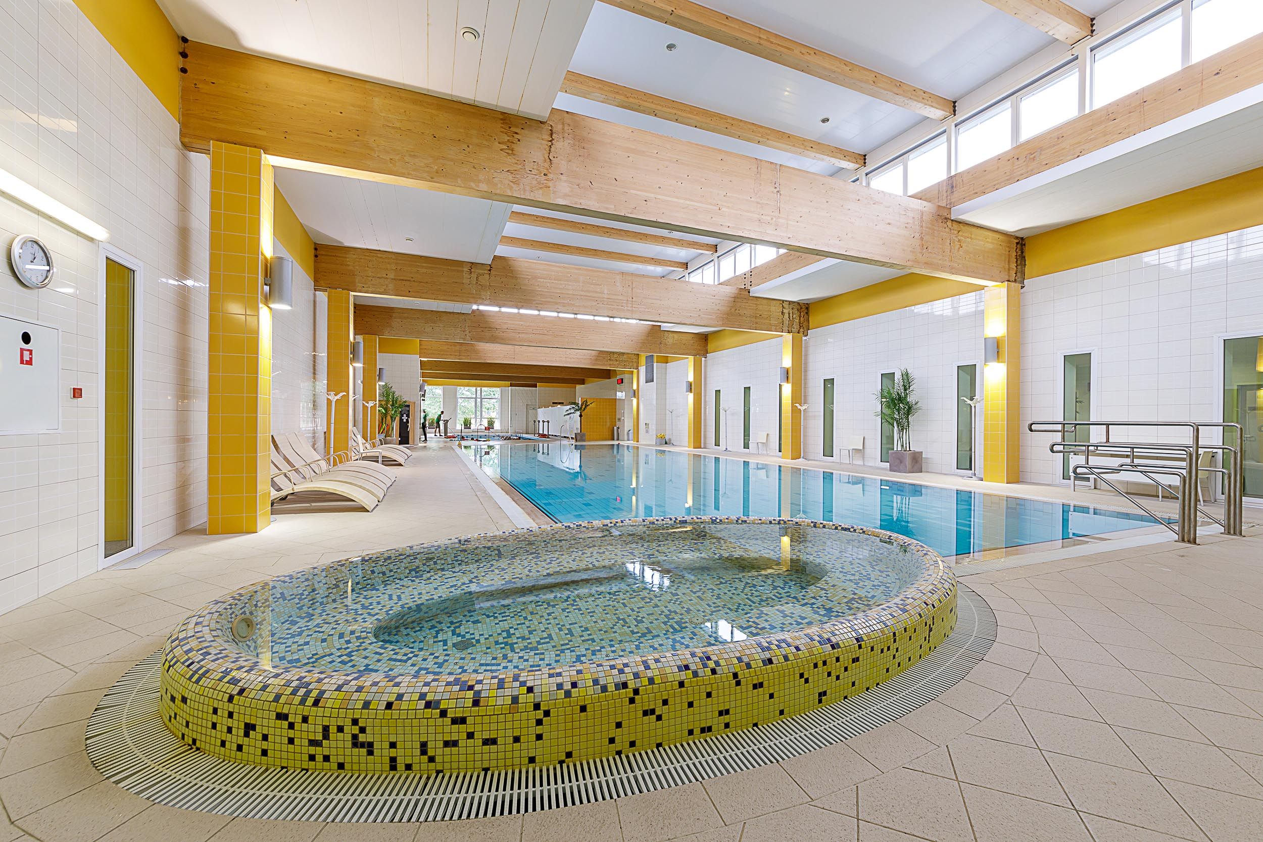 حوض السباحة