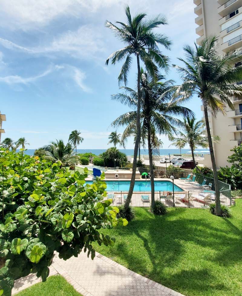 حوض السباحة